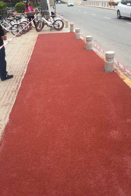 彩色陶瓷顆粒路面,彩色防滑路面是通過以下三個方面來實現其防滑作用