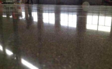 固化劑地坪和水磨石的性能特點各是什么？